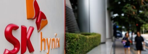 SK Hynix plunges ahead of US listing as AI chip slump deepens