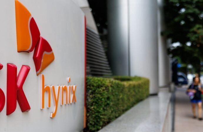 SK Hynix plunges ahead of US listing as AI chip slump deepens