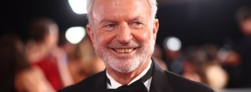Sam Neill Remembered by ‘Jurassic World Dominion’ Director Colin Trevorrow, Karl Urban, Alan Cumming and More: ‘His Strength Gave Us All Strength’