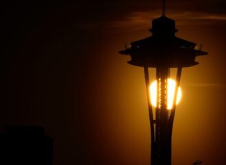 Seattle police searching for two men who parachuted from the Space Needle