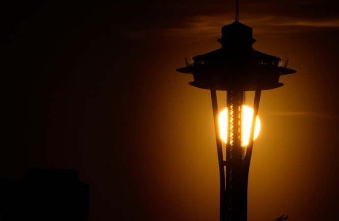 Seattle police searching for two men who parachuted from the Space Needle