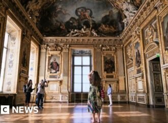 See: Louvre Museum reopens gallery after jewelry theft
