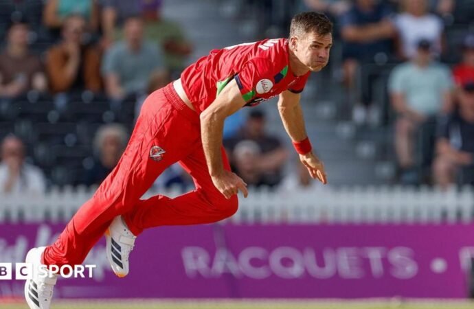 T20 Blast: Lancashire and Derbyshire tied in last-ball thriller