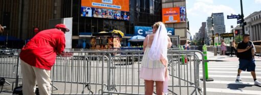 Taylor Swift fans attend MSG wedding in small numbers