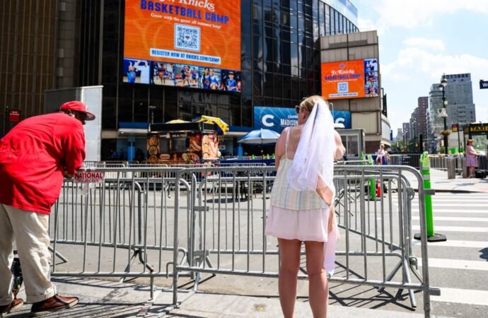 Taylor Swift fans attend MSG wedding in small numbers