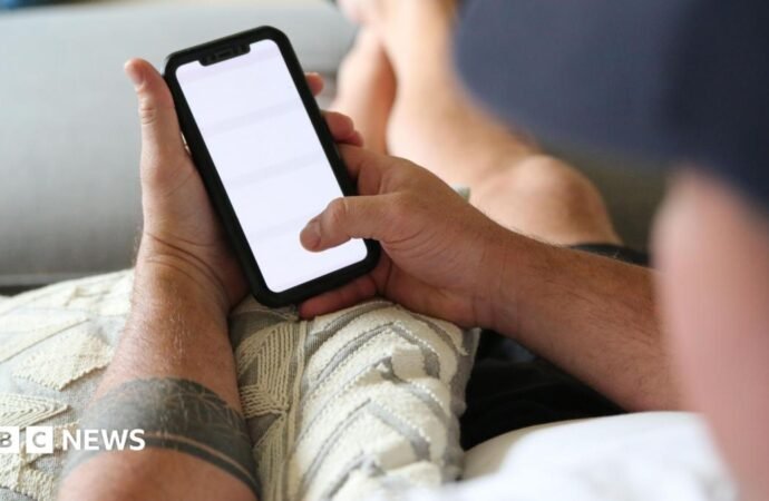 Telstra outage: trains and emergency calls in Australia affected by telecoms outages