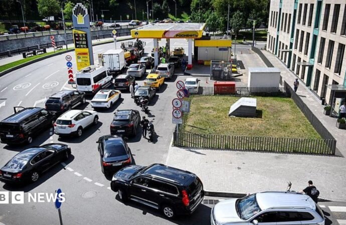 The fuel shortage in Russia is affecting, but will Putin change course in the Ukraine war?