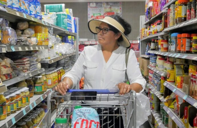 The “rocket and feathers” effect: inflation decreases but food bills do not
