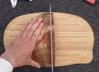 This German seeks to cut the perfect slice of bread