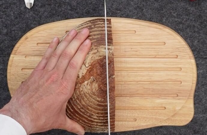 This German seeks to cut the perfect slice of bread