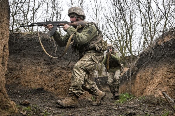 Ukrainian special operators are changing the way they attack enemy trenches. Someone always has to ‘look at the sky’.