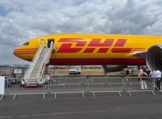 We entered the secret crew rest area of ​​a DHL Boeing 777 freighter, with bunk beds and reclining seats.