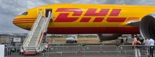 We entered the secret crew rest area of ​​a DHL Boeing 777 freighter, with bunk beds and reclining seats.