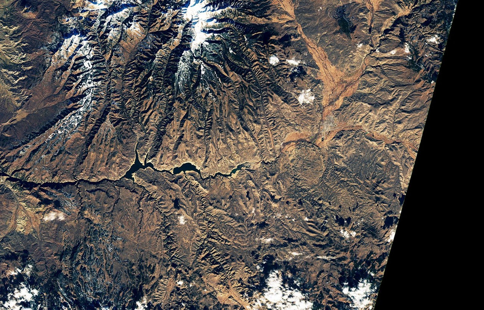 The second image in the pair shows the same part of the reservoir in November 2021, when the water levels were much lower and its color much greener.