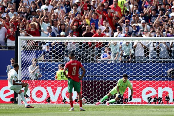 Mbappé shoots.