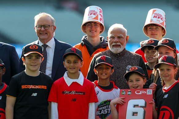 Prime Minister Albanese and Indian Prime Minister Narendra Modi meet youth sports fans at the MCG.