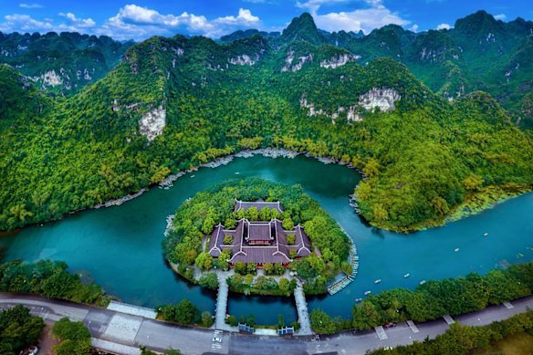 Ninh Binh is not under the same environmental pressures as Ha Long Bay and is also more capable of dispersing visitors.