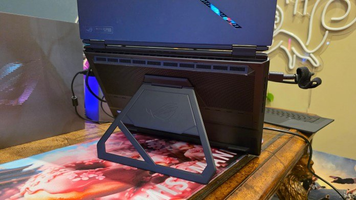 back side of the laptop showing the trapezoidal-like shape, where the monitors are stacked one on top of another.