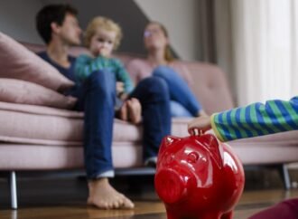 3 market lessons parents should teach their kids early, according to the CFO of Acorns
