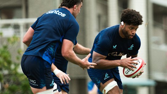 Rob Valetini charges forward at traning in Kobe.