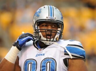 A former NFL player says Warren Buffett taught him 2 lessons about success that he still follows years later