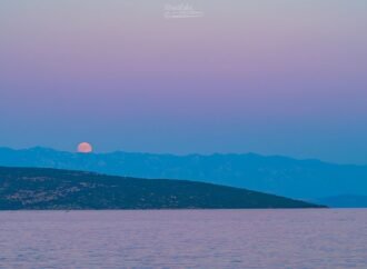 APOD: 2026 August 1 – Buck Moon and Belt of Venus – NASA Science