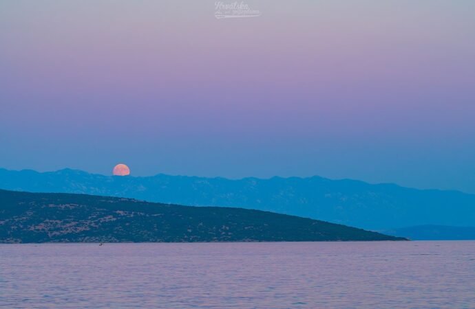 APOD: 2026 August 1 – Buck Moon and Belt of Venus – NASA Science