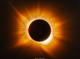 APOD: 2026 August 17 – A Golden Corona Eclipse – NASA Science