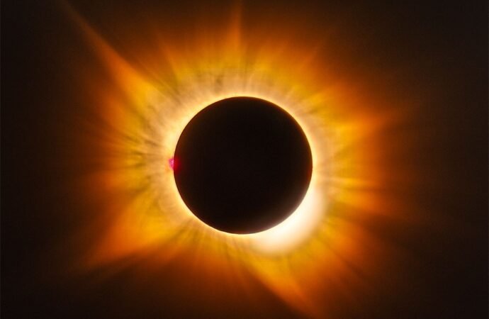 APOD: 2026 August 17 – A Golden Corona Eclipse – NASA Science