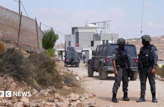 Activists deliver aid to Palestinians in homes besieged by Israeli settlers