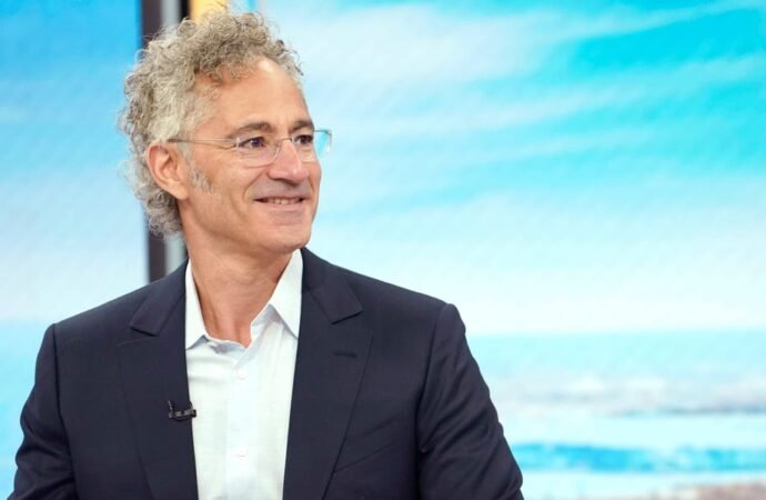 Alex Karp rings the alarm for salespeople, saying Palantir’s teams crushed earnings with a ‘miniscule and shrinking’ head count