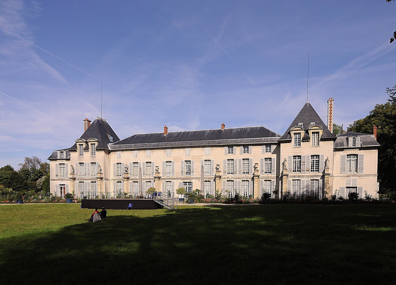 A photograph of a beautiful French country estate.
