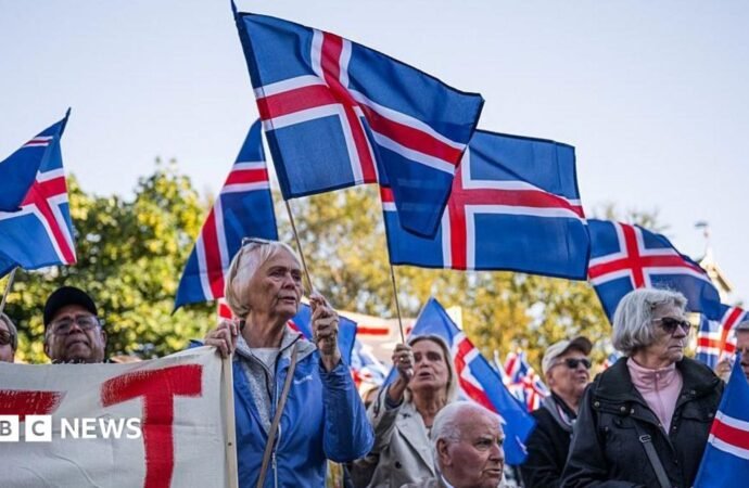 Close race as Iceland votes on whether to restart talks on joining EU