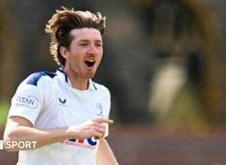Coiunty Championship: Yorkshire and Hampshire set up intriguing finale