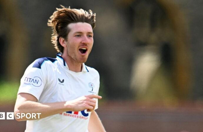 Coiunty Championship: Yorkshire and Hampshire set up intriguing finale
