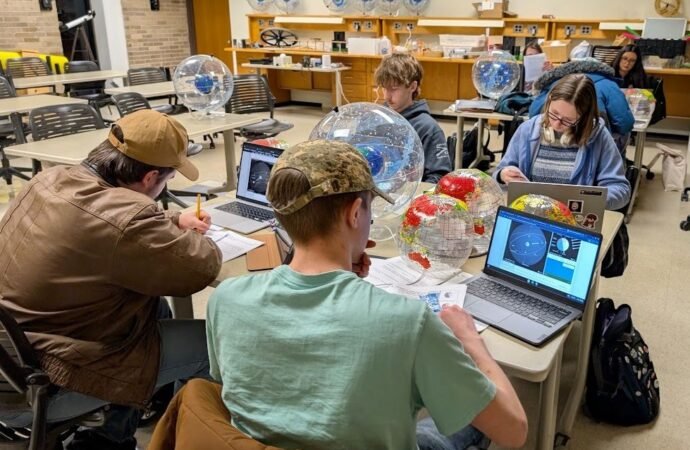 Community College Instructors Bring Astronomy Textbook Into 21st Century – NASA Science