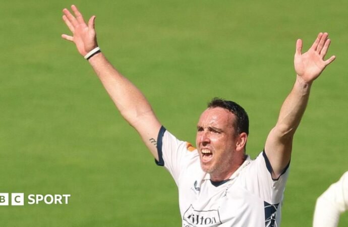 County Championship: Bowlers on top between Glamorgan and Hants