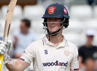 County Championship: Essex bair prevent Somerset innings win