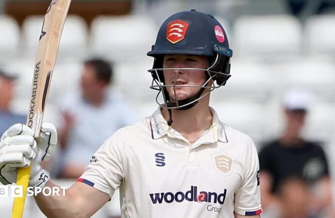 County Championship: Essex bair prevent Somerset innings win