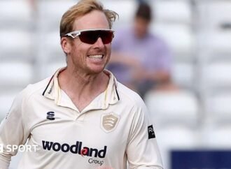 County Championship: Essex dominate day two against Surrey