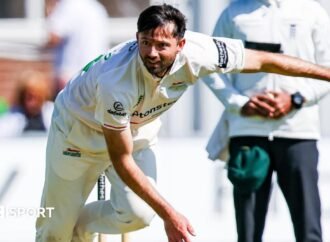County Championship: Ian Holland helps Leicestershire fight back against Glamorgan