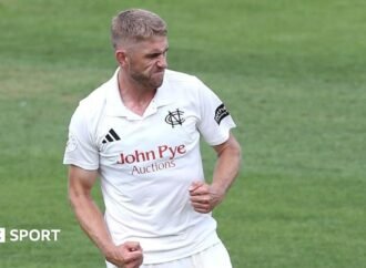 County Championship: Leaders Nottinghamshire draw with Warwickshire