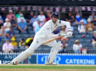 County Championship: Ollie Price and Miles Hammond lead Gloucestershire fightback against Worcestershire