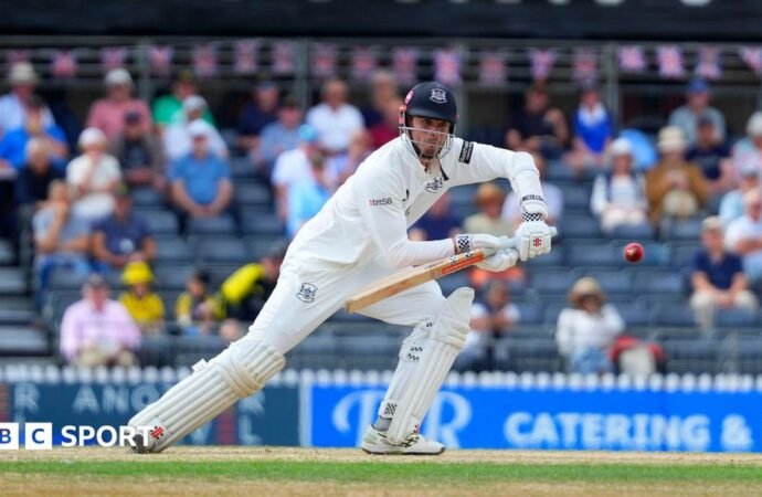 County Championship: Ollie Price and Miles Hammond lead Gloucestershire fightback against Worcestershire