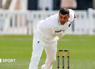 County Championship: Pears bowl out Lancs cheaply at Worcester