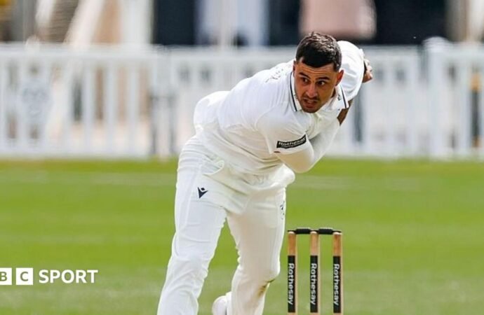 County Championship: Pears bowl out Lancs cheaply at Worcester