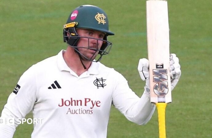 County Championship: Surrey v Nottinghamshire – Liam Patterson-White rescues leaders