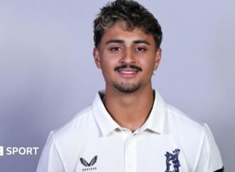 County Championship: Warwickshire edge to win over Sussex
