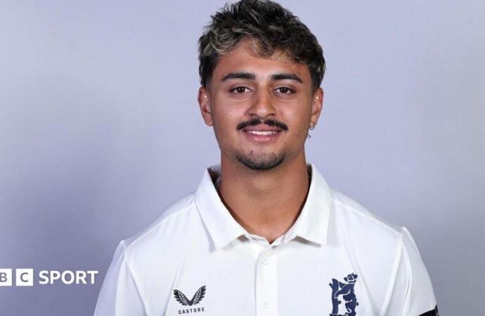 County Championship: Warwickshire edge to win over Sussex