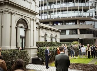Family makes bold bid to win $2,375,000 Essendon home at auction